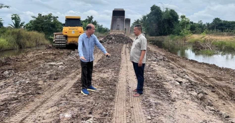 ឯកឧត្តម ឌូ ដាលីតូ ដឹកនាំក្រុមការងារចុះពិនិត្យ ការជួសជុលផ្លូវជនបទប្រវែងជាង២៦គីឡូម៉ែត្រ ដើម្បីសម្រួលការដឹកជញ្ជូនកសិផលប្រជាពលរដ្ឋនៅស្រុកមង្គលបូរី និងម៉ាឡៃ