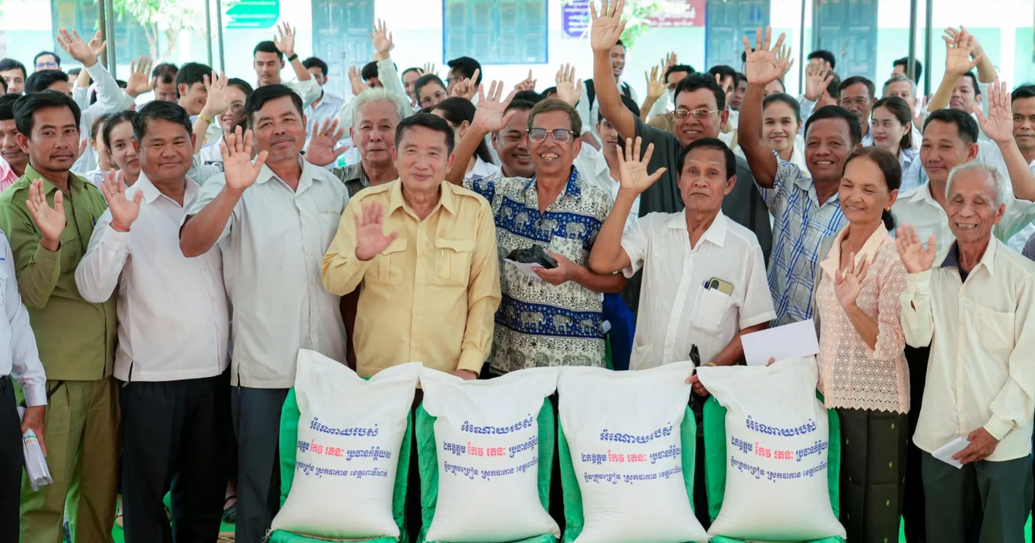 ឯកឧត្តម ទី ថានី អញ្ជើញជួបសំណេះសំណាល និងនាំយកអំណោយរបស់ ឯកឧត្តម កែវ រតនៈ ជូនដល់គ្រូបង្រៀន និងគ្រូចូលនិវត្តន៍ ក្នុងឃុំមេទឹក ស្រុកបាកាន