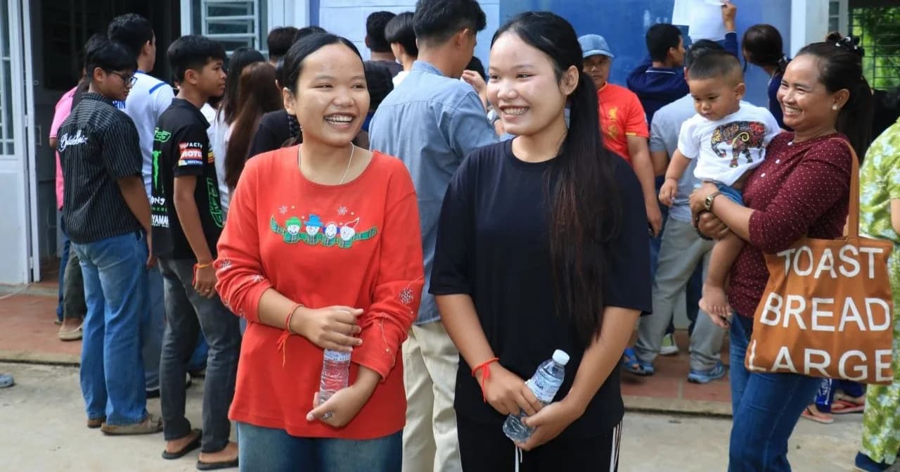 (វីដេអូ)បេក្ខនារី​កូនភ្លោះ​ សិក្សា​នៅ​ វិទ្យាល័យ​មង្គលបូរី​  ខេត្ត​បន្ទាយមានជ័យ​ ទទួលបាន​និទ្ទេស​A ទាំងពីរនាក់បងប្អូន។