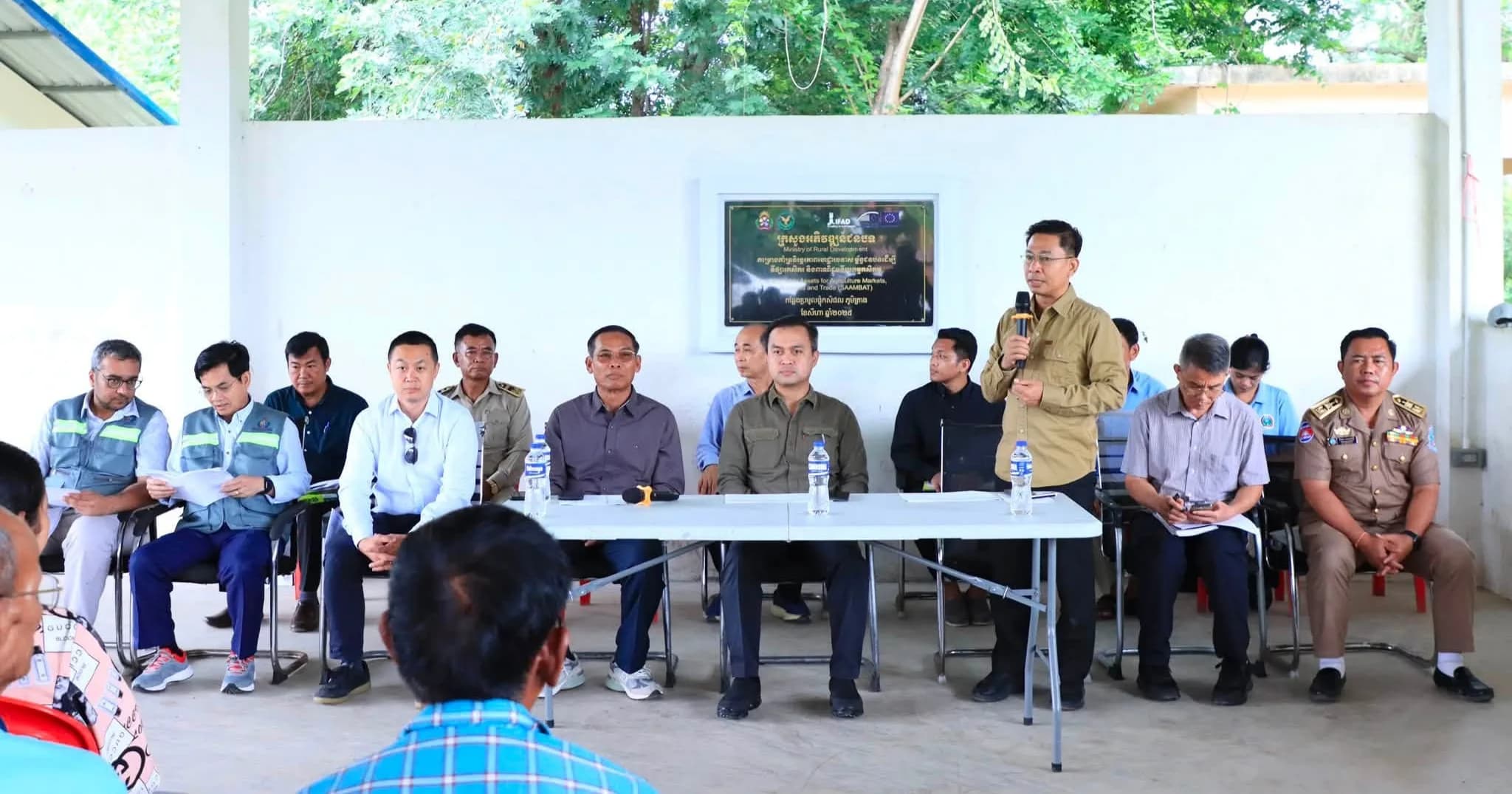 (វីដេអូ)រដ្ឋលេខាធិការ ក្រសួងអភិវឌ្ឍន៍ជនបទ និងជានាយកគម្រោង តំណាងដ៏ខ្ពង់ខ្ពស់ឯកឧត្តម ឆាយ ឫទ្ធិសែន រដ្ឋមន្ត្រីក្រសួងអភិវឌ្ឍន៍ជនបទ អញ្ជើញជាអធិបតីភាព ក្នុងពិធីប្រគល់-ទទួលកន្លែងប្រមូលផ្ដុំស្រូវ
