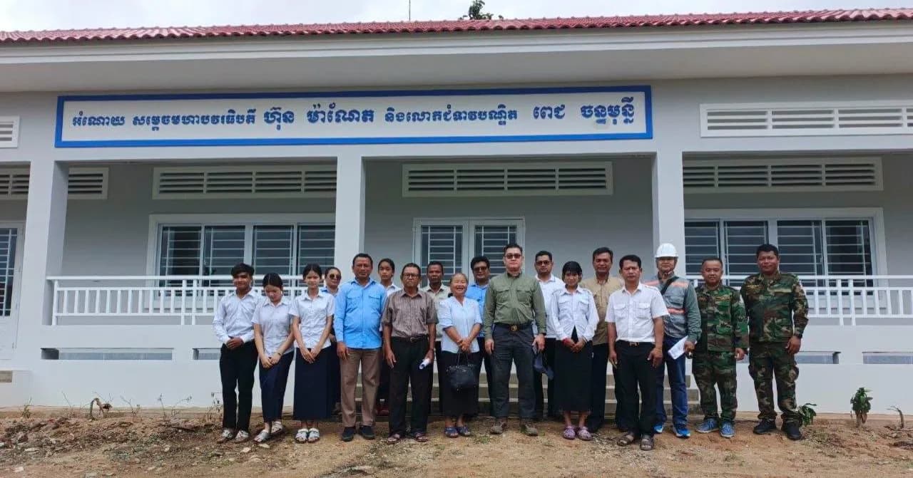 លោកស្រី លឹម សុផល្លី ចុះពិនិត្យ និងវាយតម្លៃប្រគល់-ទទួលដំណាក់កាលទី៣ លើការសាងសង់អគារសិក្សា និងហេដ្ឋារចនាសម្ព័ន្ធ ជាអំណោយដ៏ថ្លៃថ្លារបស់ សម្ដេចធិបតី ហ៊ុន ម៉ាណែត និងលោកជំទាវបណ្ឌិត