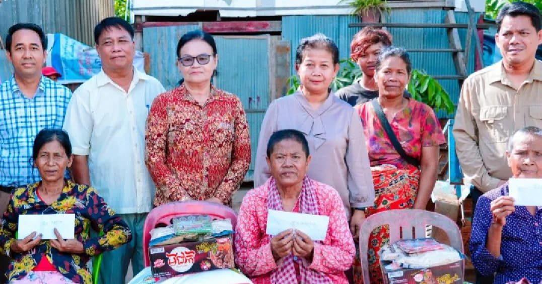 (វិដេអូ)គ្រួសារជួបការលំបាកចំនួន ៥គ្រួសារ នៅសង្កាត់សំបួរមាស ទទួលបានអំណោយឧបត្ថម្ភពីក្រុមការងាររាជរដ្ឋាភិបាល