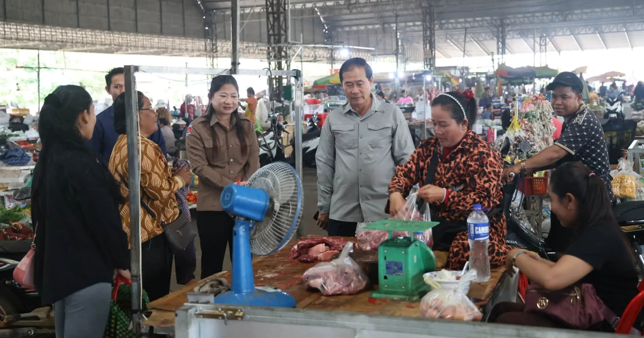 ឯកឧត្តម ខូយ រីដា អភិបាលខេត្តពោធិ៍សាត់ ចុះពិនិត្យស្ថានភាពលក់ដូរ និងការទិញទំនិញរបស់ប្រជាពលរដ្ឋនៅផ្សារ ភួ ពុយ