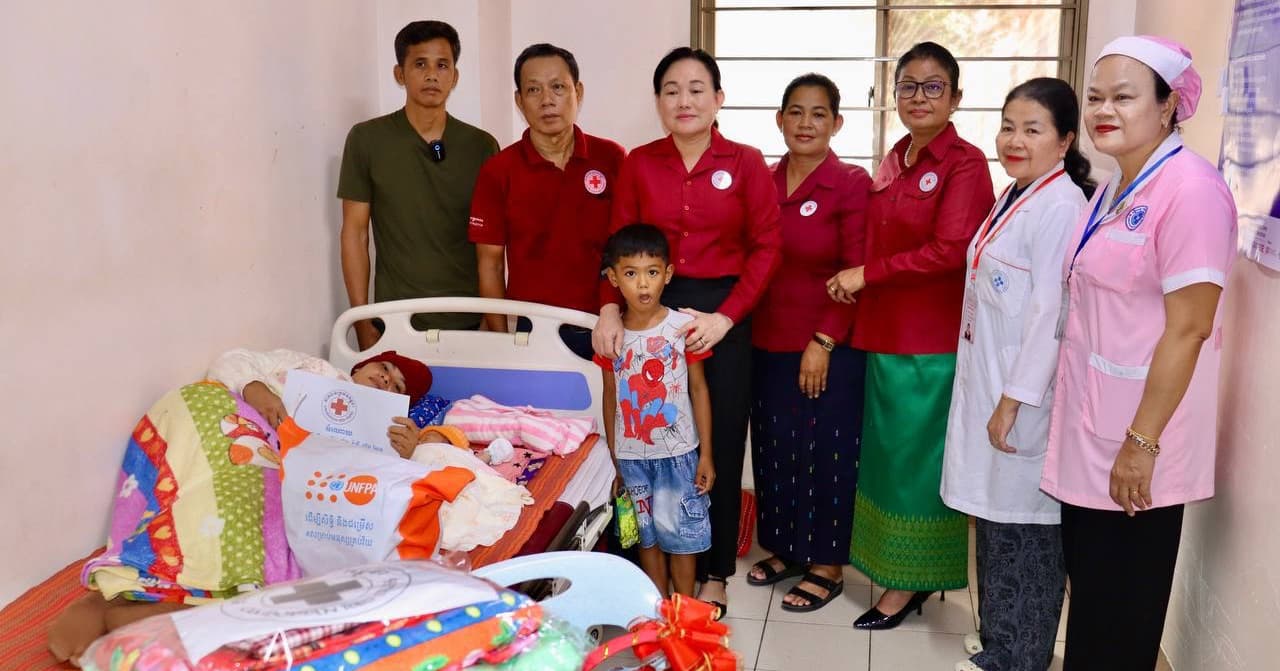 លោកស្រី ប៉ាង ដានី អញ្ជើញសួរសុខទុក្ខ និងនាំយកអំណោយមនុស្សធម៌កាកបាទក្រហមកម្ពុជា ជូនភរិយាវីរទ័ពជួរមុខ ដែលបានសម្រាលកូន នៅមន្ទីរពេទ្យបង្អែកខេត្តកំពង់ចាម