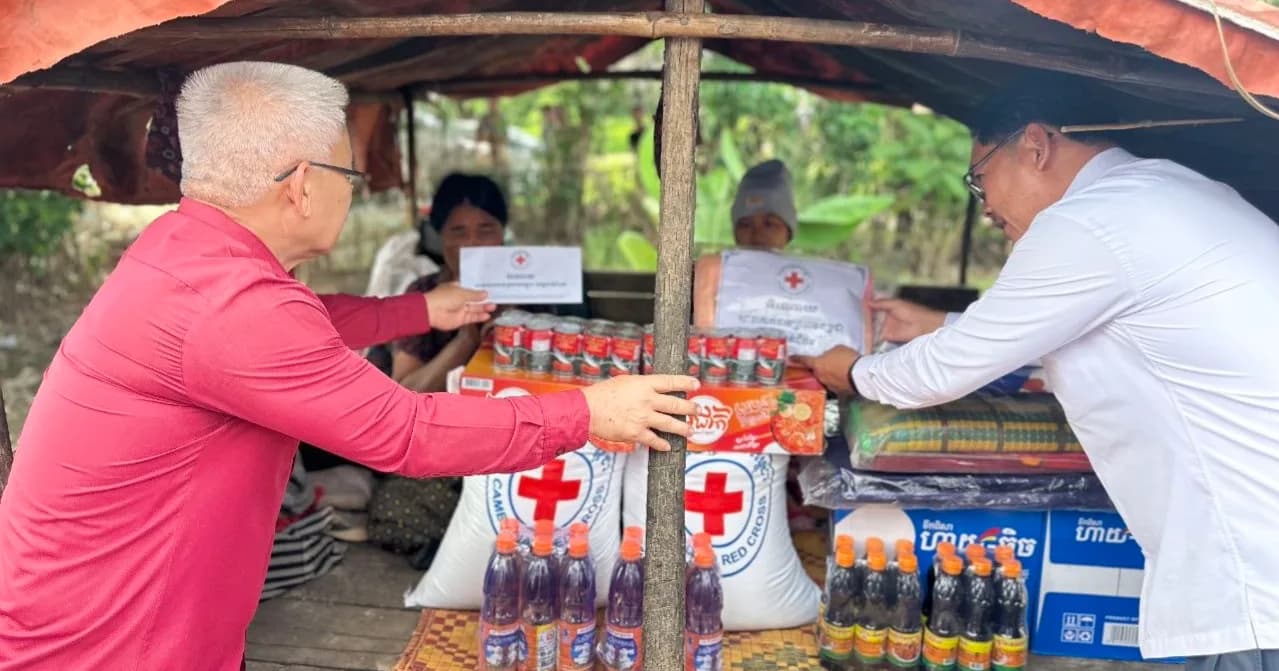 ក្រុមការងារសាខាកាកបាទក្រហមកម្ពុជា ខេត្តបាត់ដំបង បានចុះសួរសុខទុក្ខ និងនាំយកអំណោយមនុស្សធម៌ ផ្តល់ជូនគ្រួសារងាយរងគ្រោះបំផុត ២នាក់ម្តាយនិងកូន នៅស្រុកមោងឫស្សី