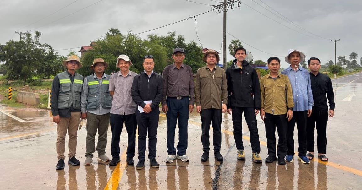 ឯកឧត្តម អ៊ុក ពញ្ញា និងលោក ឃ្លោក នួយ ចុះពិនិត្យវឌ្ឍនភាពការងារលើកកម្រិតផ្លូវជនបទក្រាលកៅស៊ូ២ជាន់ (DBST) និងបេតុង ចំនួន២ខ្សែប្រវែង២៥.១១គីឡូម៉ែត្រ ក្នុងក្របខណ្ឌគម្រោងគាំទ្រនិរន្តរភាពហេដ្ឋារចនាសម្ព័ន្ធជនបទ ដើម្បីទីផ្សារកសិករ និងពាណិជ្ជូបនីយកម្មកសិកម្ម (SAAMBAT) នៅស្រុកព្រះនេត្រព្រះ និងស្រុកស្វាយចេក ។