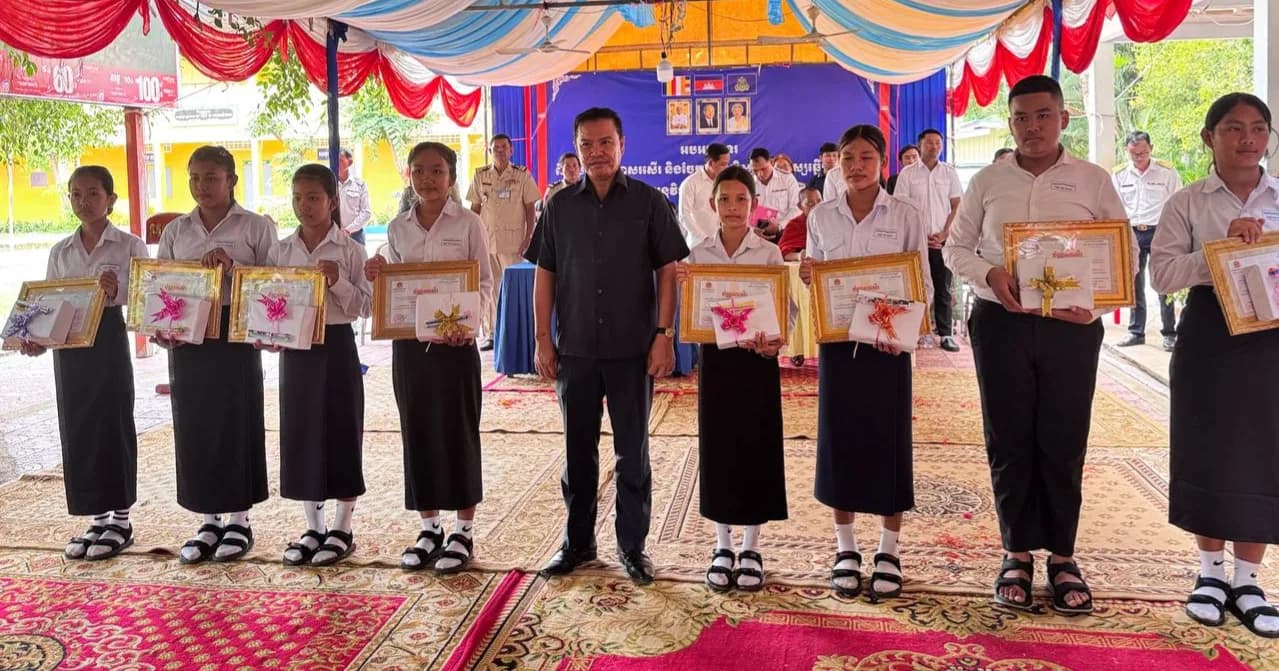 ពិធីប្រគល់បណ្ណសរសើរ និងរង្វាន់ជូនសិស្សពូកែ នៃអនុវិទ្យាល័យខ្នាចរមាស ប្រចាំឆ្នាំសិក្សា ២០២៥-២០២៦