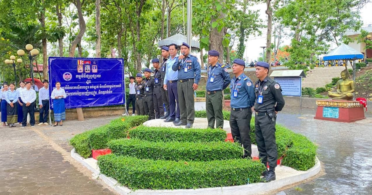 កងរាជអាវុធហត្ថខេត្តកំពង់ចាម ចុះផ្សព្វផ្សាយអប់រំ ដល់លោកគ្រូ អ្នកគ្រូ និងសិស្សានុសិស្ស នៅវិទ្យាល័យ ហ៊ុន សែន អនុវត្ត ក្រុងកំពង់ចាម