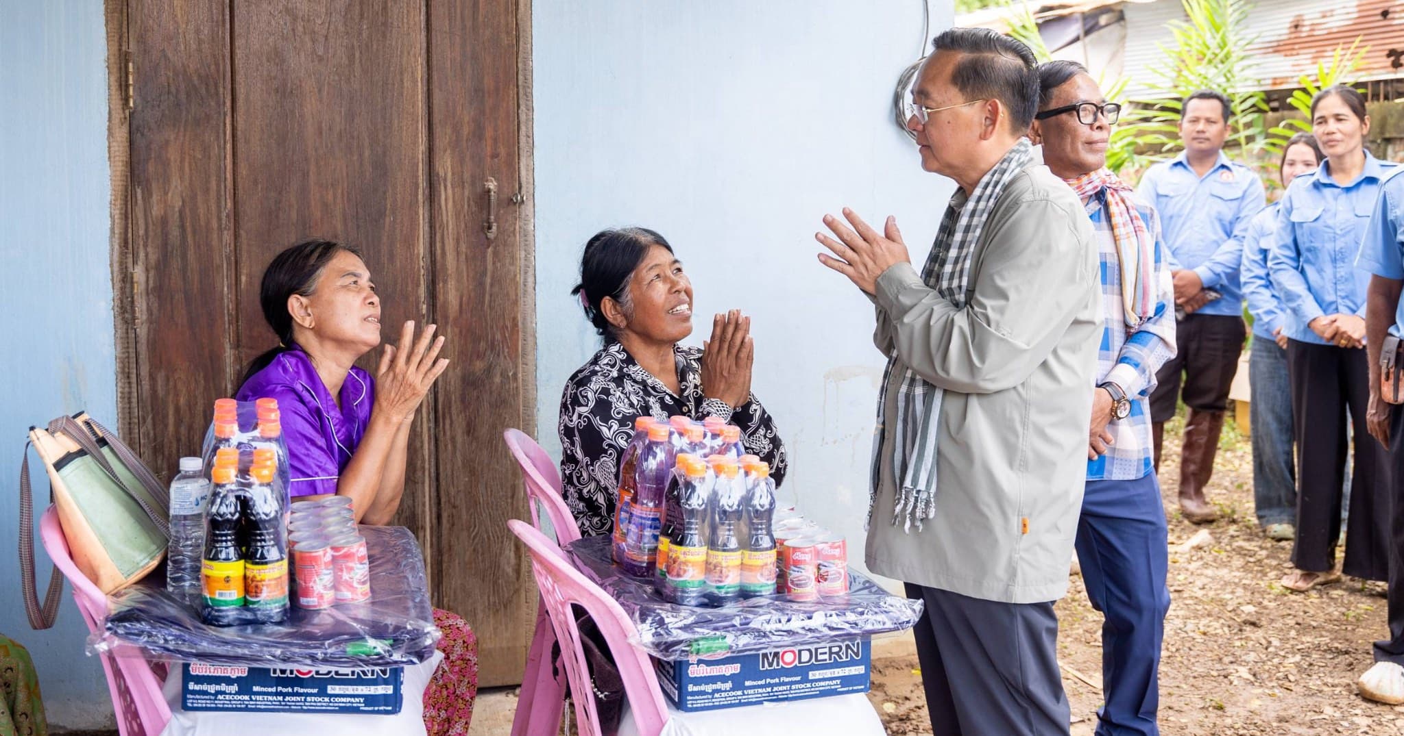 អភិបាលខេត្តបាត់ដំបងនាំយកអំណោយផ្ដល់ជូនពលរដ្ឋរងគ្រោះដោយជំនន់ទឹកភ្លៀងដែលត្រូវបានជម្លៀសមកកាន់ទីទួលសុវត្ថិភាព
