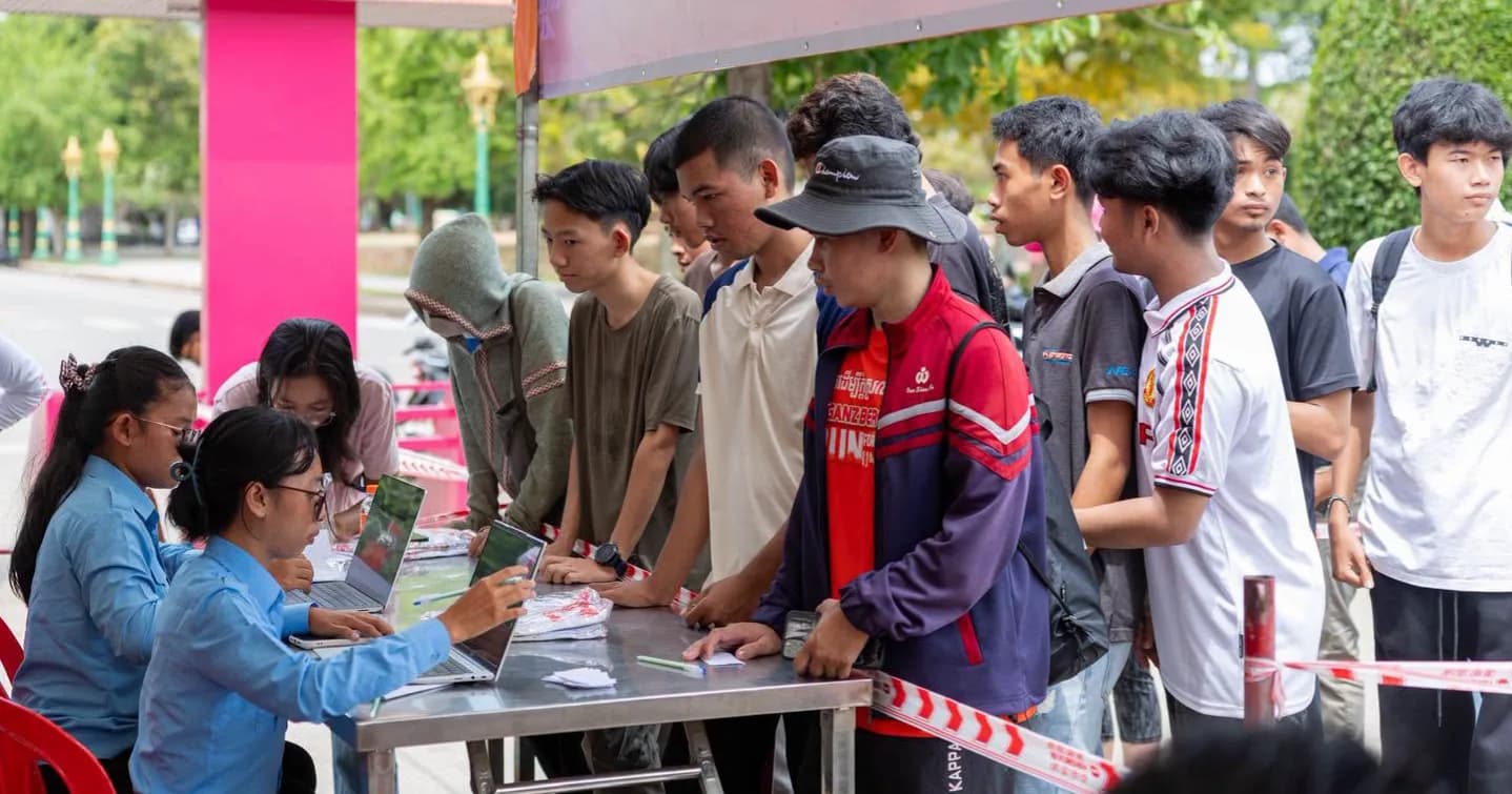 ទិដ្ឋភាពបងប្អូនដែលបានចុះឈ្មោះរួចសូមទៅបើកអាវ និងអ្នកមិនទាន់ចុះអាចចុះឈ្មោះបន្តនៅទីតាំងផ្ទាល់  👕 GANZBERG Equinox Run រត់កាត់ធម្មជាតិ នឹងប្រាសាទ Vibe សៀមរាបពេលព្រឹក