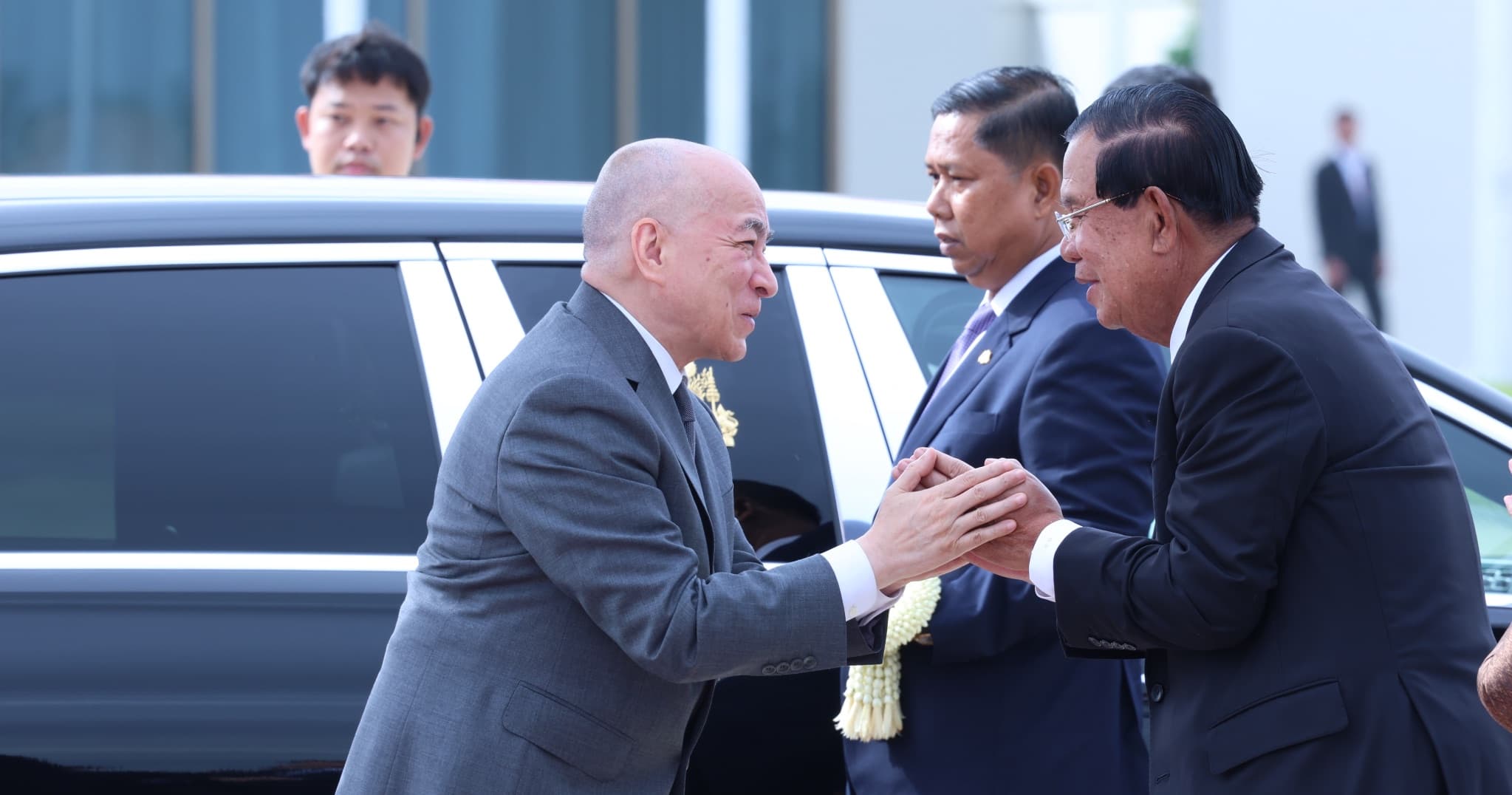 ព្រះមហាក្សត្រ និងសម្តេចព្រះវររាជមាតា បានយាងចាកចេញទៅកាន់ប្រទេសចិន ដើម្បីពិនិត្យព្រះរាជសុខភាព