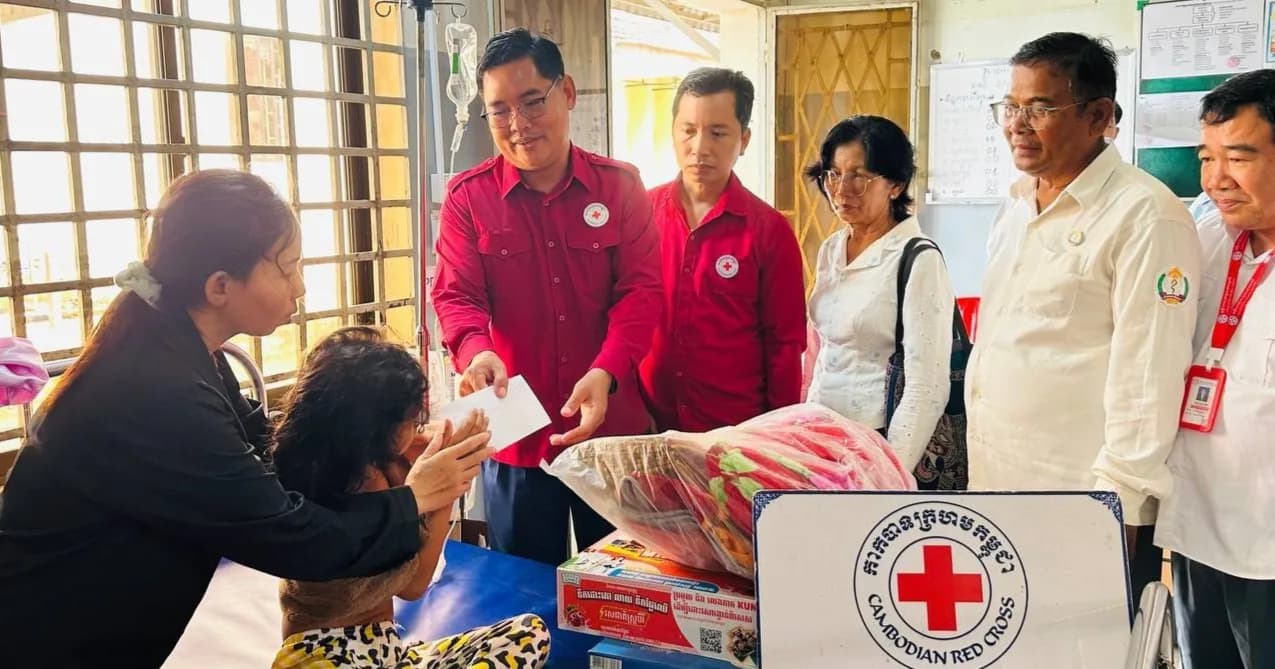 ប្រជាពលរដ្ឋរងគ្រោះបំផុតចំនួន២គ្រួសារ នៅឃុំចំនួន២ ទទួលបានអំណោយមនុស្សធម៌ របស់សប្បុរសជនតាមរយៈអនុសាខាកាកបាទក្រហមកម្ពុជាស្រុកមោងឬស្សី