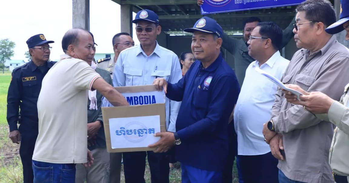 ឯកឧត្តម អ៊ំុ រាត្រី អញ្ជើញជាអធិបតីភាពចាប់ឆ្នោតប្រគល់ផ្ទះជូនដល់អតីតយុទ្ធជនចំនួន ១៧គ្រួសារ ដែលជាអំណោយដ៏ថ្លៃថ្លារបស់សម្តេចអគ្គមហាសេនាបតីតេជោ ហ៊ុន សែន ស្ថិតនៅភូមិតេជោសន្តិភាព (ការ៉េពីរ) ស្ថិតក្នុងឃុំប៉ោយចារ ស្រុកភ្នំស្រុក ខេត្តបន្ទាយមានជ័យ