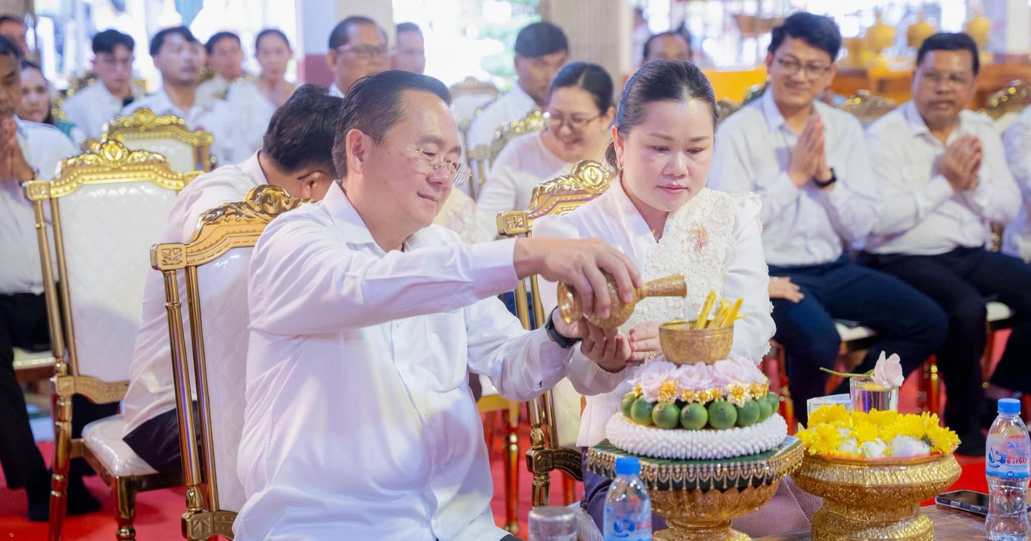 រដ្ឋបាលខេត្តបាត់ដំបង រៀបចំពិធីរាប់បាត្រក្នុងឱកាសបុណ្យកាន់បិណ្ឌវេនទី១៤ នៅវត្តសង្កែវារ ស្រុកបវេល