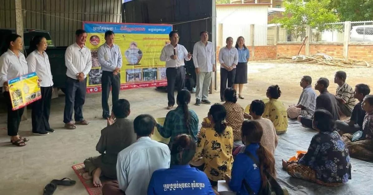 កម្មវិធីជាតិប្រយុទ្ធនឹងជំងឺគ្រុនឈាម និងមន្ទីរសុខាភិបាលខេត្តបាត់ដំបង ចុះអប់រំសុខភាព និងលុបបំបាត់ជម្រកបង្កាត់ពូជមូសខ្លា ដើម្បីទប់ស្កាត់ជំងឺគ្រុនឈាម