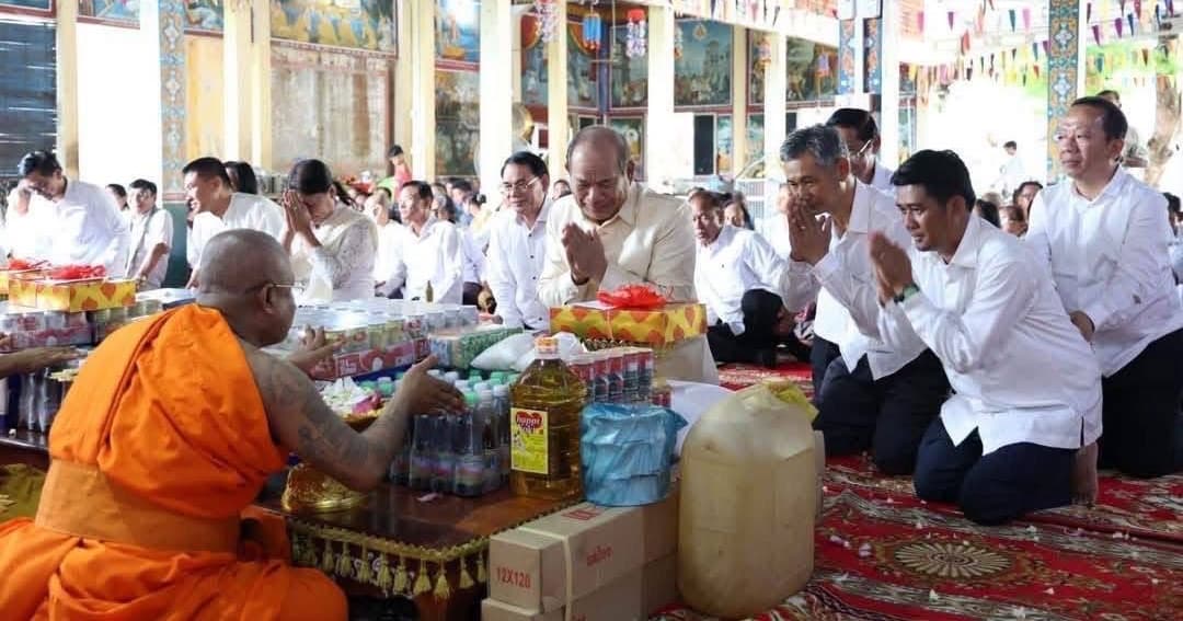 ឯកឧត្តម អ៊ុក រ៉ាប៊ុន នាំយកទៀនព្រះវស្សាប្រគេនព្រះសង្ឃ ៧វត្ត នៅស្រុករលាប្អៀរ