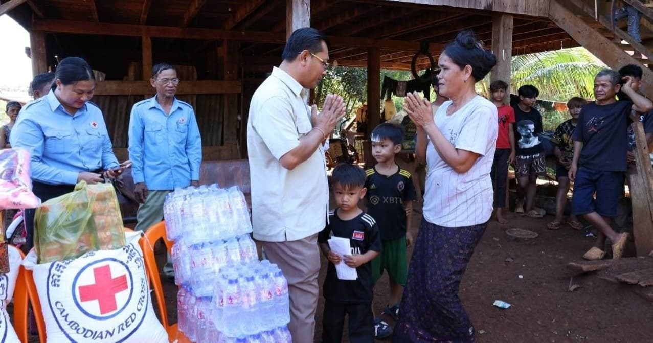 ក្រុមគ្រួសា សពប្រជាពលរដ្ឋ ដែលរងគ្រោះដោយឧបទ្ទវហេតុរន្ទះបាញ់ នៅស្រុកបរកែវ បានទទួលអំណោយមនុស្សធម៌ពីសាខា សាខាកាកបាទក្រហមកម្ពុជា ខេត្តរតនគិរី