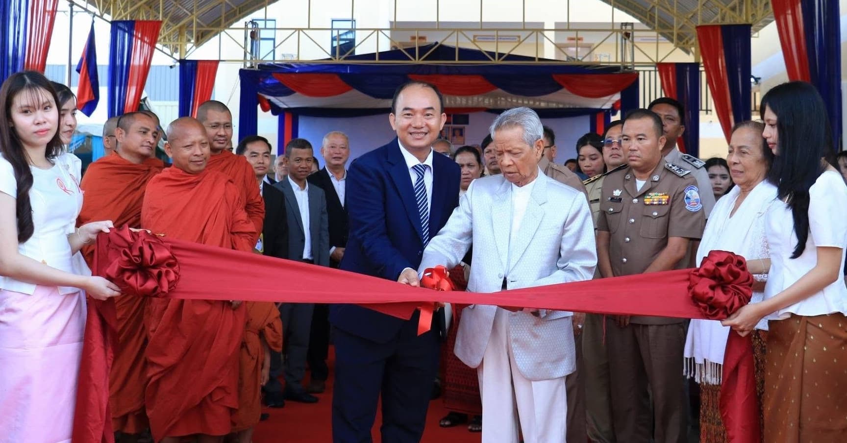 បណ្ឌិតព្រឹទ្ធាចារ្យសាសនូបត្ថម្ភក៍ កុល ផេង អញ្ជើញជាអធិបតីភាពក្នុងពិធីសម្ពោធសាលាបញ្ញាសាស្ត្រអន្តរជាតិ សាខាក្រុងប៉ោយប៉ែត
