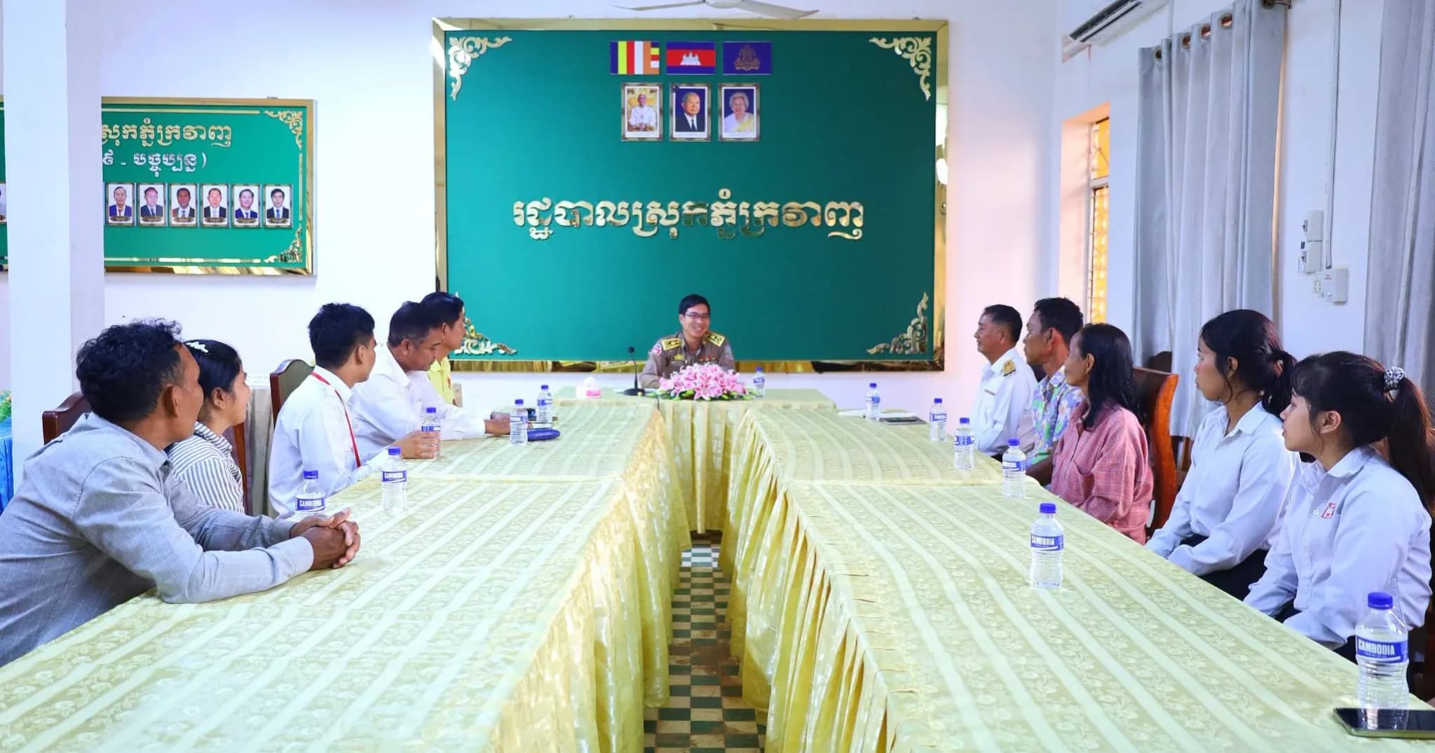 លោក ធាម សុផាត អភិបាលស្រុកភ្នំក្រវាញ អញ្ជើញជួបសំណេះសំណាល និងផ្ដល់អនុសាសន៍ ព្រមទាំងរង្វាន់លើកទឹកចិត្តដល់សិស្សនិទ្ទេស A ចំនួន ៣រូប