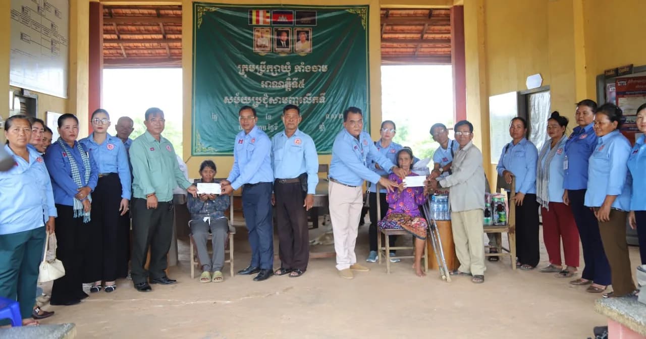 សមាគមថ្នាលយុវជនកម្ពុជាសាខាខេត្តស្ទឹងត្រែង បាននាំយកអំណោយដ៏ថ្លៃថ្លារបស់សម្តេចមហាបវរធិបតី ហ៊ុន ម៉ាណែត និងលោកជំទាវបណ្ឌិត ពេជចន្ទមុន្នី ហ៊ុន ម៉ាណែត ប្រគល់ជូនចាស់ជរាមានជីវភាពខ្វះខាតគ្មានទីពឹងចំនួន២គ្រួសារ តាមរយះឯកឧត្តម ផេង គឹមស្រ៊ុន