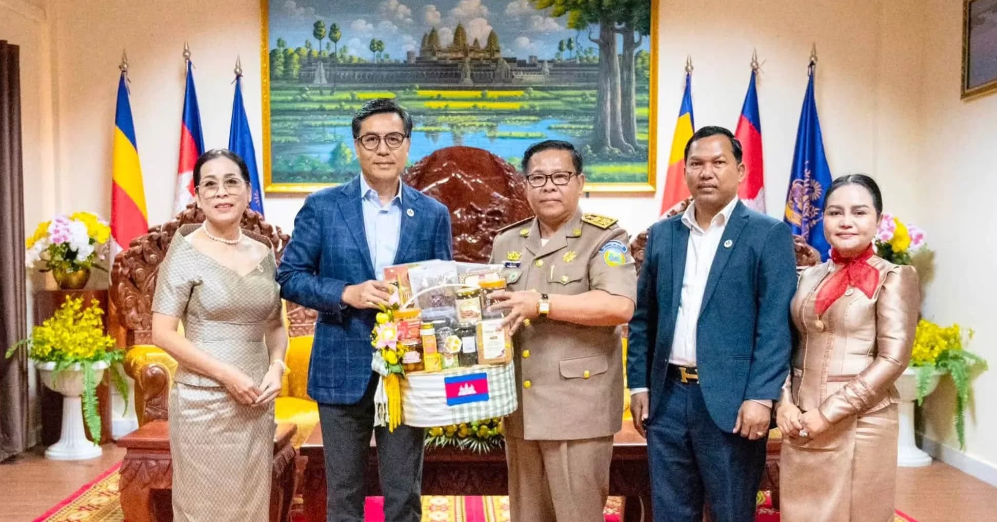 អភិបាលខេត្តមណ្ឌលគិរី អនុញ្ញាតឱ្យតំណាងក្រុមហ៊ុន កោះស្លាកែត ស្ទូឌីយោ ចូលជួបសម្តែងការគួរសម និងពិភាក្សាការងារ