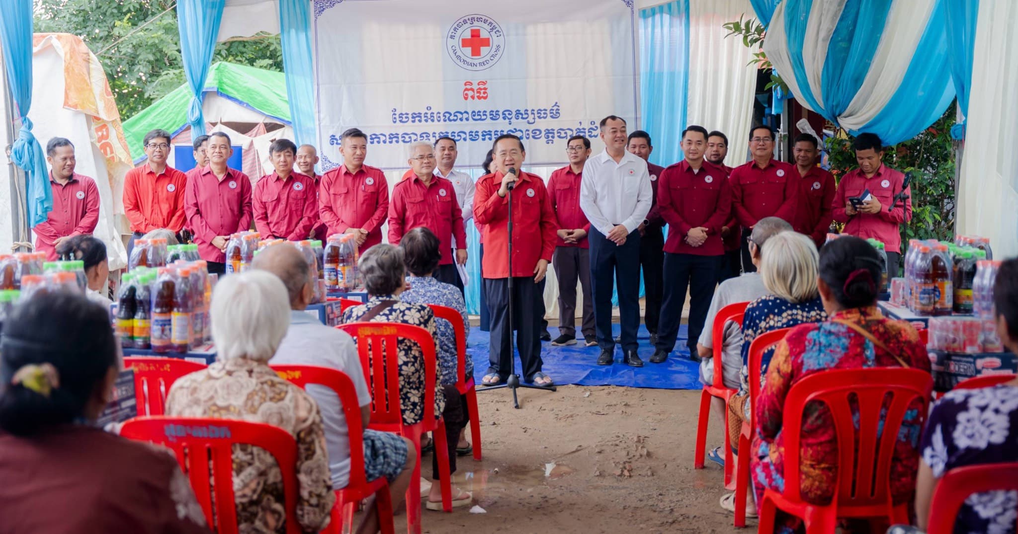 ឯកឧត្តម សុខ លូ អញ្ជើញប្រគល់ផ្ទះមនុស្សធម៌ចំនួន ២ខ្នង និងចែកអំណោយជូនប្រជាពលរដ្ឋទីទ័លក្រ ៥០គ្រួសារ នៅសង្កាត់អូរចារ ក្រុងបាត់ដំបង