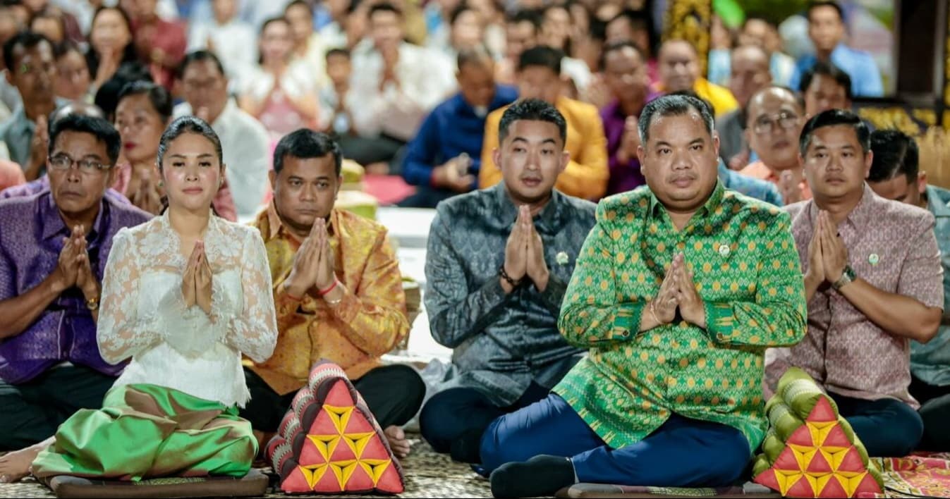 ពិធីសំពះព្រះខែ អកអំបុកនិងបណ្តែតគោម សុំសេចក្តីសុខ នាយប់ថ្ងៃទី២ នៃព្រះរាជពិធីបុណ្យអុំទូក បណ្តែតប្រទីប សំពះព្រះខែនិងអកអំបុក នៅខេត្តស្ទឹងត្រែង